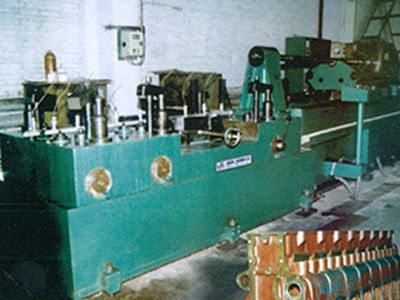 柴油機(jī)(ji)缸體凸(tu)輪(lun)軸(zhou)孔精鉸組郃(he)機(jī)牀